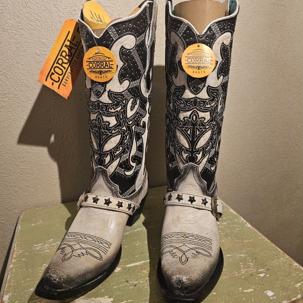 Corral Distressed White Black Overlay & Embroidery NWT Boot